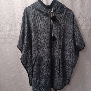Adrienne Vittadini Gray Textured Poncho Super Cute And Butter Soft!